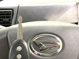 【キーレス】少し離れた場所からでもボタン一つでドアの開錠・施錠ができるのでとっても便利!ドアの鍵穴周りに傷をつけることもありません♪