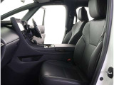厚みがあって、座り心地のいいソファのようなシート。運転的も助手席もリラックスしてゆったりと座れます。