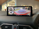 ●カメラ   360車両の前後左右に備えた計4つのカメラを活用し、車両を上方から見たようなトップビューのほか、フロントビュー、リアビュー、左右サイドビューの映像をセンターディスプレイに表示できます。