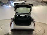 バックドアを上げた状態です。シートのアレンジ次第で荷室のスペースが広くなります!用途に合わせて快適な室内を!