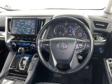 運転席まわりです。 各操作スイッチは使いやすい位置に配置されてます。