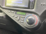 【オートエアコン】一度お好みの温度に設定すれば、車内の温度を検知し風量や温度を自動で調整。暑い&hellip;寒い&hellip;と何度もスイッチ操作をする必要はありません。快適な車内空間には必須の機能ですね♪