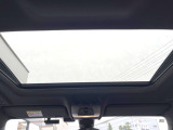 ●サンルーフ:開放感たっぷりの希少装備、サンルーフが装着されています!車内に明かりを取り入れたり景色を楽しむ以外にも、車内の空気も簡単に換気できて快適です!
