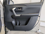 運転席ドア内張はご覧の通りです。ドアポケットの収納もバッチリです。