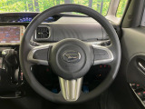 インテリアに合わせたデザインのステアリングは、運転される方のことも考え、運転しやすい形状、大きさです。是非一度、実際に触ってお確かめください。