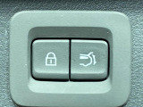 【パワーバックドア】スマートキーや運転席のボタンを押すだけでリアゲートが自動で開閉します!荷物を持っている時や、高い位置にあるバックドアを閉める際に便利な機能です♪