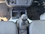 【マニュアル車】マニュアル車ならではのギア操作と加速感を楽しめます。自分の操作で車の挙動をコントロールする楽しさが、ドライブの醍醐味を高めます。