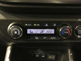 【オートエアコン】一度お好みの温度に設定すれば、車内の温度を検知し風量や温度を自動で調整してくれます。