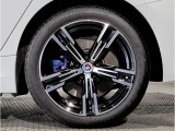 BMWの純正アロイホイールは軽量かつ強度にも優れているホイールで走行性能を引き上げる設計になっております。足元にもBMWは妥協がなくこだわっている個所になります。