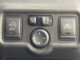 【電動格納ミラー】サイドミラーは電動格納式となっており、狭い駐車場でもキズがつくリスクを抑えられます。