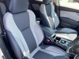 【運転席】座り心地が良いシートなので長時間の運転でも快適にお過ごしいただけます。新品のフロアマットのご注文も可能です。掲載箇所以外にご希望の写真がございましたらお気軽にお問い合わせ下さい。
