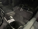 内装工程では、中古車を気持ちよくお乗りいただけるよう清掃しております。