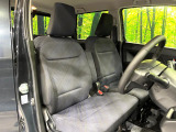 運転席まわりには十分なスペースがあり、大柄な方でもゆったり運転していただける環境です。