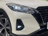 【LEDヘッドライト】悪天候や夜間走行時も良好な視界を確保し安心して運転できる高輝度LEDヘッドライトを装備!点灯速度が早く、消費電力も抑えられています。
