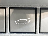 【パワーバックドア】スマートキーや運転席のボタンを押すだけでリアゲートが自動で開閉します!荷物を持っている時や、高い位置にあるバックドアを閉める際に便利な機能です♪