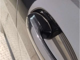 【デザインとの融合】BMWデザイナーが創り出したボディデザインを損なう事のない様に配置とデザインに拘っています。ドアノブについてもBMWの拘りに妥協はありません。