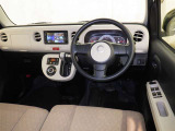 運転席まわりです。 各操作スイッチは使いやすい位置に配置されてます。