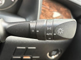 【オートライト(AUTO)】外の明るさをシステムが感知して、自動でヘッドライトが点灯します。ヘッドライトをつけ忘れを防ぐ便利機能です。