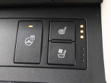 本革シートには、背もたれと座面から爽やかな風が吹き出るシートベンチレーション機能を搭載。夏の暑い日にもシートと密着している背中や足腰の蒸れを防ぎ、快適なドライブを楽しむことができます。