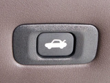 ボタン一つでトランクオープンが可能!車内から操作できる為、非常に便利な装備の一つとなります!