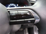 前車追従機能付きのレーダークルーズを備えています。自動で車間距離を調整してくれますので、アクセル操作の疲労軽減に繋がります。特に長距離を帰省される方にはお奨めですよ。