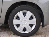 【ホイールキャップ】車に良く似合う純正ホイールキャップが装備されています。ノーマルタイヤ、スタッドレスタイヤもスズキ自販島根にお任せください。