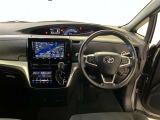 運転席は見やすく整理され、ナビも美しく装着され操作性にも優れています!