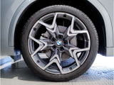 BMWの純正アロイホイールは軽量かつ強度にも優れているホイールで走行性能を引き上げる設計になっております。足元にもBMWは妥協がなくこだわっている個所になります。