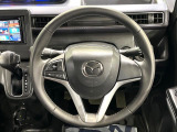インテリアに合わせたデザインのステアリングは、運転される方のことも考え、運転しやすい形状、大きさです。是非一度、実際に触ってお確かめください。