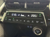 左右独立温度コントロールフルオートエアコンです。運転席、助手席それぞれで独立して温度設定ができます。冷え性の方が乗っても安心ですね♪