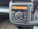 【オートエアコン】一度お好みの温度に設定すれば、車内の温度を検知し風量や温度を自動で調整。暑い&hellip;寒い&hellip;と何度もスイッチ操作をする必要はありません。快適な車内空間には必須の機能ですね♪
