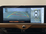 【パノラミックビューモニター】専用のカメラにより、上から見下ろしたような視点で360度車の周囲を確認することができます。