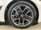 【BMWアロイホイル】軽量かつ強度に拘ったアロイホイル。走行性能ポテンシャルを引き出す設計。車の足元を引き締めてくれる大きなポイントはアロイホイルです。