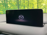 【10.25インチマツダコネクト】車内の雰囲気にマッチした大型ディスプレイ。スマホ接続でのナビ使用やBluetooth再生等、様々な機能が楽しめます。直感的なダイヤル操作が可能で、使い勝手も良好です。