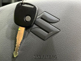【キーレス】少し離れた場所からでもボタン一つでドアの開錠・施錠ができるのでとっても便利!ドアの鍵穴周りに傷をつけることもありません♪