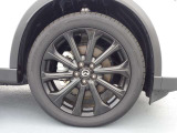 【タイヤ・ホイール】マツダ純正アルミホイール!足元もバッチリ決まります♪更に見た目だけでなく、タイヤ全体の荷重が軽くなることで、加速性能と減速性能が向上し、よりキビキビとした走りが可能となります。