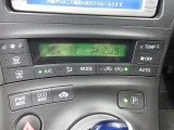 温度設定だけで後は自動制御のフルオートエアコン。電動コンプレッサー採用で、エンジン停止時にも冷房能力を維持します。