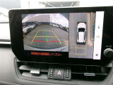 パノラミックビューモニター付きです。車両を上から見たような映像をディスプレイオーディオ画面に表示。運転席からの目視だけでは見にくい、車両周辺の状況をリアルタイムでしっかり確認できます。