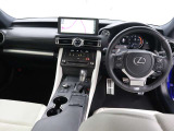 本革シートや、本革巻き3本スポークステアリングや運転する楽しさを高めるパドルシフトが採用されたスポーティなインテリアです。