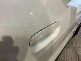 【スマートキー】車両のキーをカバンやポケットに入れたまま、お車の開閉が可能で御座います。お車の前に立ってキーを探す必要が御座いません。