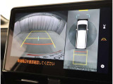 パノラミックビューモニター付きです。車両を上から見たような映像をディスプレイオーディオ画面に表示。運転席からの目視だけでは見にくい、車両周辺の状況をリアルタイムでしっかり確認できます。