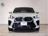 【キドニーグリル】BMWは約90年もの間、ほぼ全ての車両にひと目でBMWだと分かるこの特徴的なフロントグリルが備えられ、デザイン・アイコンとして親しまれてきました。