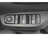 スイッチ一つで窓を開け閉めできるパワーウィンドウスイッチです。