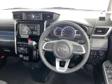 運転席まわりです。 各操作スイッチは使いやすい位置に配置されてます。