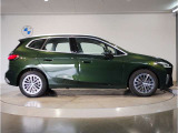 【BMWの伝統-3】BMWのお車は、&ldquo;駆け抜ける歓び&rdquo;を体現しております。走行の安定性とコーナリングの良さを追求し、思い通りにハンドルの操作可能です。