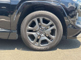 【純正アルミホイール】純正設計ならではの美しいデザインと精密な仕上げで、車両全体のスタイリングを引き立てます。