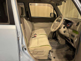 【フロントシート】ベンチシートで車内広々・移動ラクラク☆