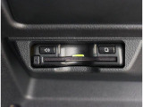 全国高速道路の約1,700ヵ所に設置された通信アンテナ「ITSスポット」とETC2.0対応車載器、カーナビが、高速大容量のDSRC通信方式によって双方向通信することで、多彩なサービスを実現しています。