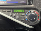 【オートエアコン】一度お好みの温度に設定すれば、車内の温度を検知し風量や温度を自動で調整。暑い&hellip;寒い&hellip;と何度もスイッチ操作をする必要はありません。快適な車内空間には必須の機能ですね♪