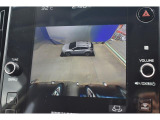 それぞれのカメラをつなぎ合わせ上から見たような画像が映し出される全周囲カメラ装備です。